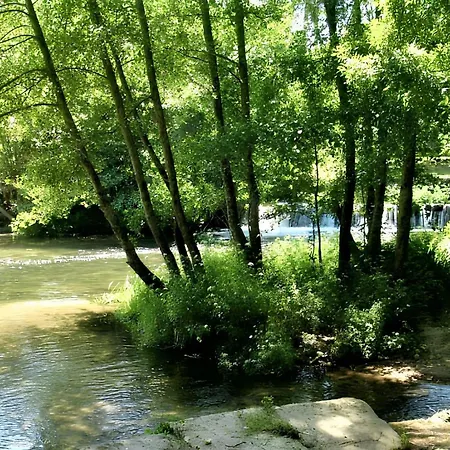 Charming House With And Mountain Views In בית נופש